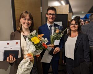 • CL_CDP_médaille_LG_CLA.jpg De gauche à droite, Malorie Harvey et Renaud Lefebvre, étudiants récipiendaires, et Caroline Otis, directrice du Cégep de Lanaudière à L’Assomption.